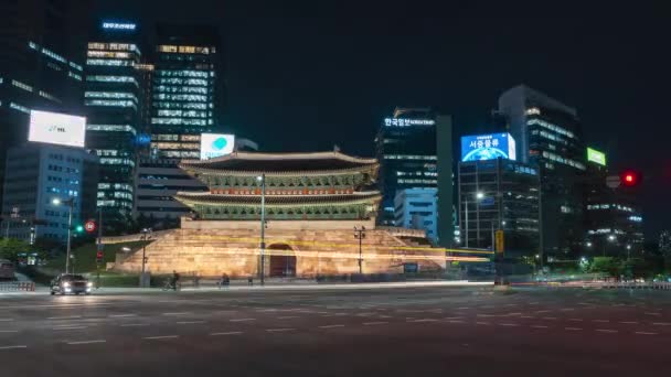 Caducidad Nocturna Puerta Namdaemun Tráfico Contra Horizonte Urbano Estático — Vídeo de stock