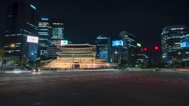 Puerta Sungnyemun Puerta Namdaemun Tráfico Nocturno Transcurre Encrucijadas Con Edificios — Vídeo de stock