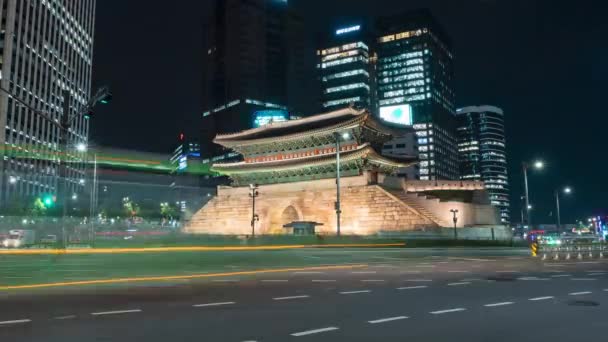 Snabb Rörelse Natttrafik Timelapse Vid Namdaemun Gate Seoul City Centrum — Stockvideo