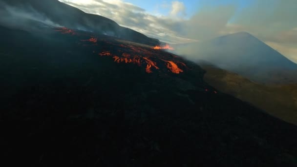 マグマの岩の表面と煙の上の空中の眺め 沸騰した溶岩の釜の方へ Fpv ドローンショット — ストック動画