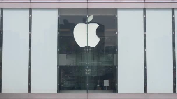 Άποψη Της Αμερικανικής Μάρκας Τεχνολογίας Apple Επίσημο Κατάστημα Και Λογότυπο — Αρχείο Βίντεο