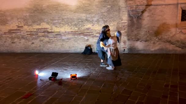 Kuklanın Içine Gizlenmiş Sokak Sanatçısının Komik Gösterisi Geceleri Şehrin Sokaklarında — Stok video