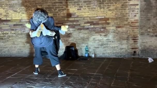 Kuklanın Içine Gizlenmiş Alışılmadık Bir Sokak Sanatçısı Gösterisi Birbirlerine Bağlanmışlar — Stok video