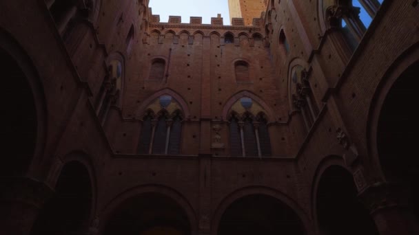 位于意大利托斯卡纳锡耶纳的圆柱形广场 从Pubblico Palazzo和Torre Del Mangia的院子里俯瞰风景 锡耶纳以中世纪的考古建筑而闻名 — 图库视频影像