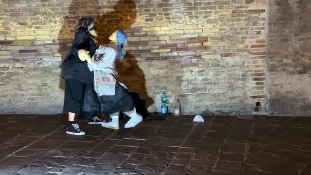 Kuklanın Içine Gizlenmiş Sokak Sanatçılarının Inanılmaz Gösterisi Şehirli Caddelerde Tutkulu — Stok video