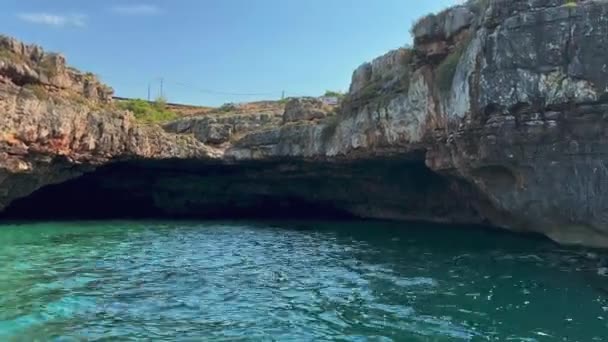Turbåt Vid Grotta Del Presepe Eller Nativity Scene Grotto Längs — Stockvideo