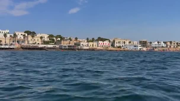 Ακτή Santa Maria Leuca Νότια Ιταλική Πόλη Φαίνεται Από Ιστιοφόρο — Αρχείο Βίντεο