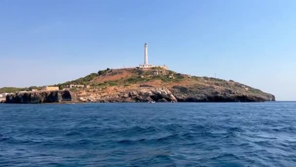 セーリングツアーボートから見た南イタリアの有名なサンタ マリア ルーカ灯台の低角度海水Pov — ストック動画