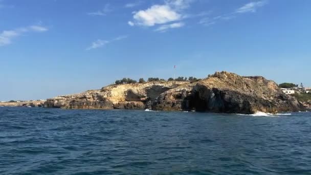 イオニア海とアドリア海の間のプーリア州のサレント海岸のイタリア最南端のツアーボート 低角度水面 Fpv Pov — ストック動画