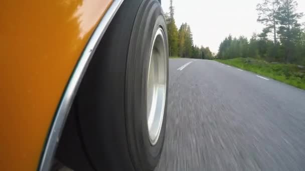 Close Uma Roda Carro Retro Virar Dirigir Uma Estrada Asfalto — Vídeo de Stock