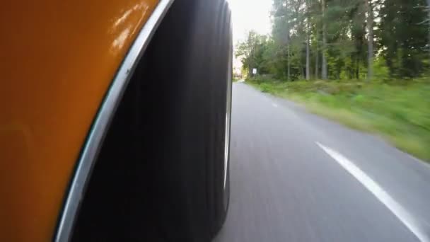 4Kレトロな車のホイールの後ろからクローズアップ アスファルトの道路で非常に速く運転する — ストック動画