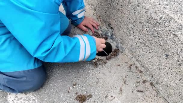 Autystyczny Bojin Blue Coverall Bawi Się Piaskiem Małymi Kamieniami Zewnątrz — Wideo stockowe