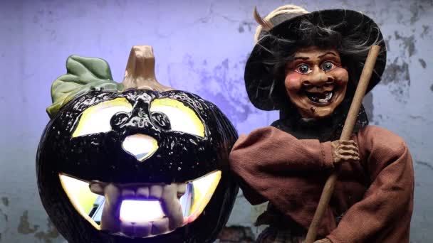 Bruxa Halloween Vestido Decorado Segurando Uma Vassoura Madeira Perto Uma — Vídeo de Stock