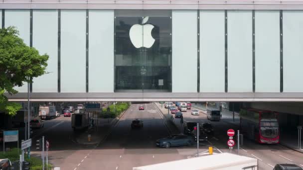Veículos São Vistos Dirigindo Através Uma Loja Oficial Apple Elevada — Vídeo de Stock