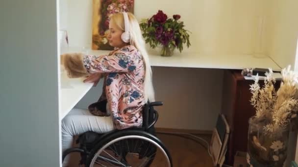 Blondes Mädchen Rollstuhl Arbeitet Einer Heimwerkerwerkstatt Videoclip