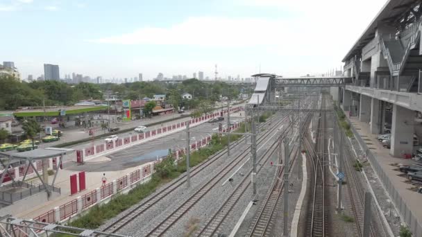 Estación Tren Nueva Construcción Sistema Ferroviario Apoya Viaje Más Personas — Vídeo de stock