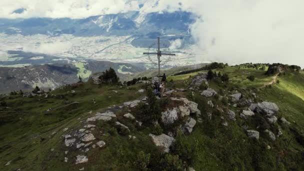 Flygdrönare Cirklar Över Gräsbevuxen Bergstopp Med Ett Kors Och Två — Stockvideo