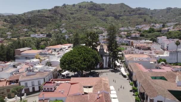 加那利群岛Teror松树夫人大教堂正面 空中轨道 — 图库视频影像