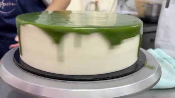 Turning Spinning Turntable Smooth Out Matcha Chocolate Mirror Glaze Delicious — Vídeos de Stock