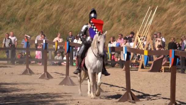 Caballero Blindado Montando Caballo Campo Batalla Medieval Con Espectadores Mirando — Vídeo de stock