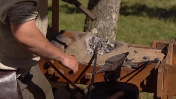 中世纪翻版 铁匠在工作中照顾铁锈旁边的锻造火 — 图库视频影像