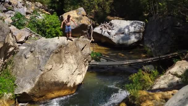 Adam Büyük Bir Kayadan Oaxaca Meksika Daki Bir Nehre Atladı — Stok video