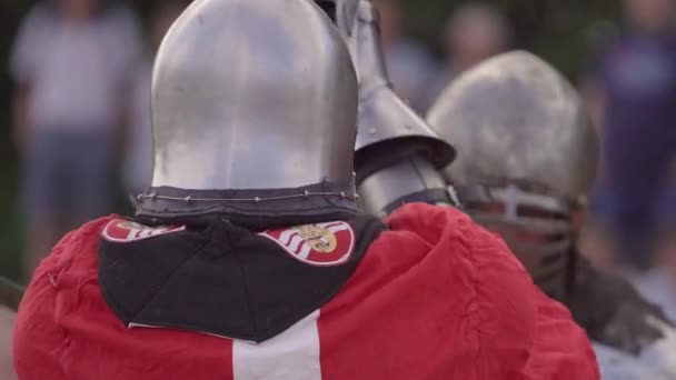 Caballeros Medievales Luchan Contra Espadas Perdiendo Otro Batalla Moción Lenta — Vídeo de stock