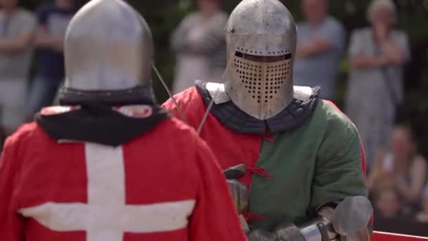 Одетые Средневековые Рыцари Бороться Мечами Фестивале Событие Spttrup Замок Denmark — стоковое видео