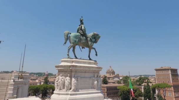 Panning Záběr Vittorio Emanuele Monument Rušným Provozu — Stock video