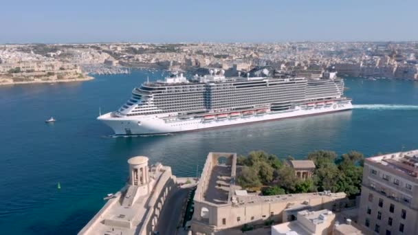 Drone Siguiendo Crucero Por Ciudad Valletta Malta — Vídeos de Stock