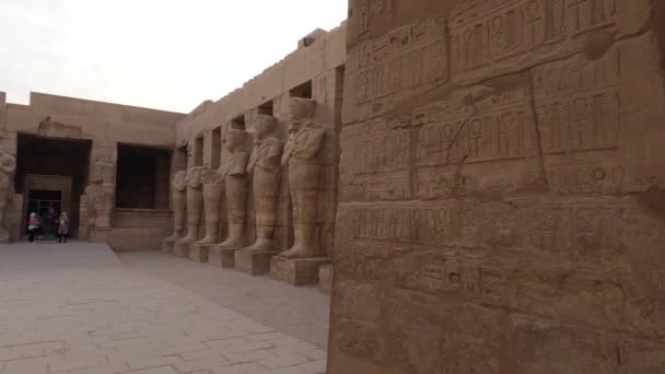 Panorámica Turistas Caminando Explorando Templo Karnak — Vídeos de Stock