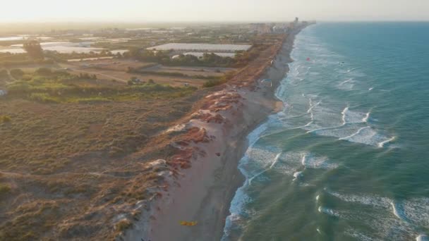 Luchtfoto Van Kustlijn Bij Mareny Strand Met Kitesurf Vliegers Tijdens — Stockvideo