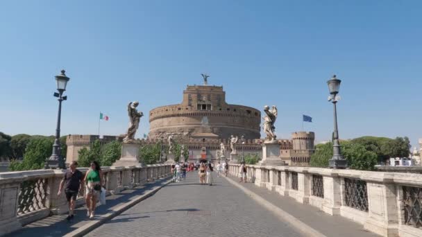 Castel Sant Angelo Mostu Aeliańskiego Rzymie Turyści Przekraczają Most Mauzoleum — Wideo stockowe