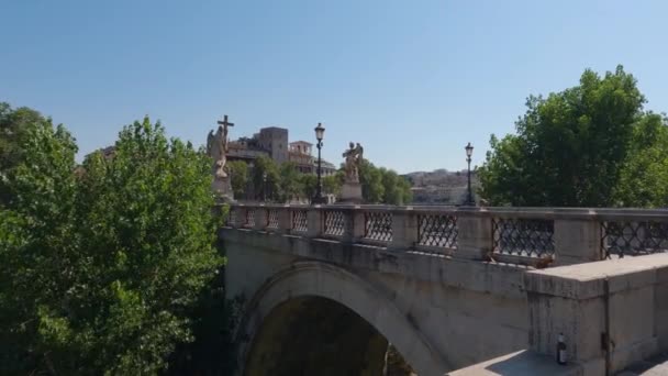 Panning Záběr Lidí Kráčejících Přes Most Angelo Tiber Řeky Tekoucí — Stock video
