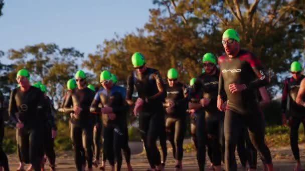 Slow Motion Sportowcy Strojach Pływackich Gogle Czapeczka Pływacka Biegnący Linii — Wideo stockowe
