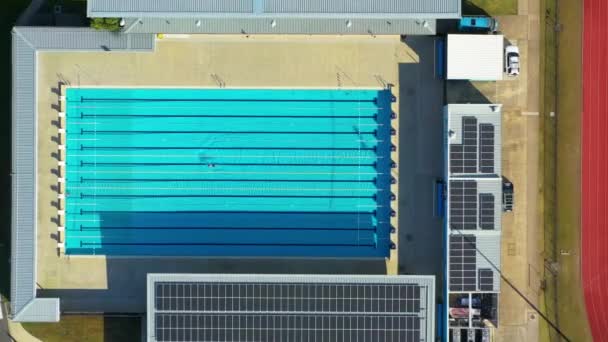 Luftdrohne Birds Eye Ansicht Des Blauen Olympischen Swimmingpools Der Universität — Stockvideo