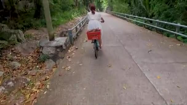 Mulher Bicicleta Branca Passeio Pela Selva Ilha Digue Seychelles — Vídeo de Stock