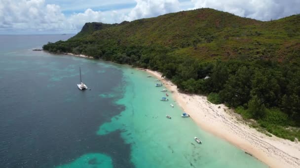 砂浜に沿ってドッキングボートとセイシェル島の空中ビュー — ストック動画
