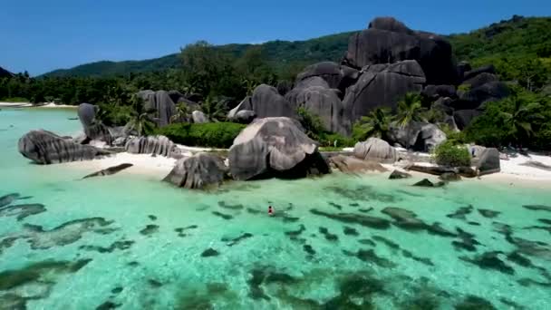 Flygfoto Panorering Utsikt Över Ikoniska Seychellerna Stranden Med Stenblock Palm — Stockvideo