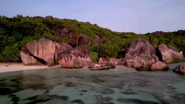 Günbatımında Kaya Palmiye Ağaçlarıyla Seyşeller Sahili Anse Kaynağı Argent — Stok video