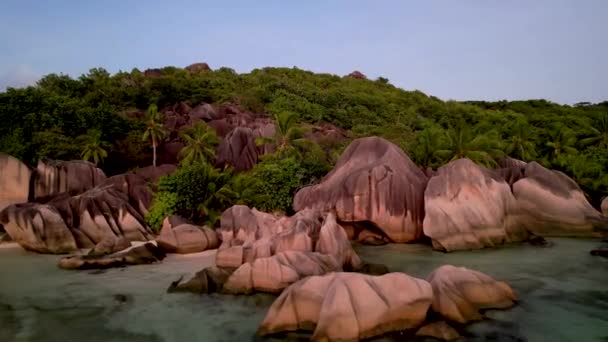 Digue岛上的日落塞舌尔Anse Source Argent海滩的空中景观 岛上有巨石和棕榈树 — 图库视频影像