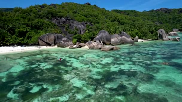 Luftaufnahme Des Strandes Anse Source Argent Auf Den Seychellen Mit — Stockvideo