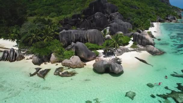 Tire Hacia Atrás Aérea Rocas Kayak Palmeras Popular Playa Seychelles — Vídeos de Stock