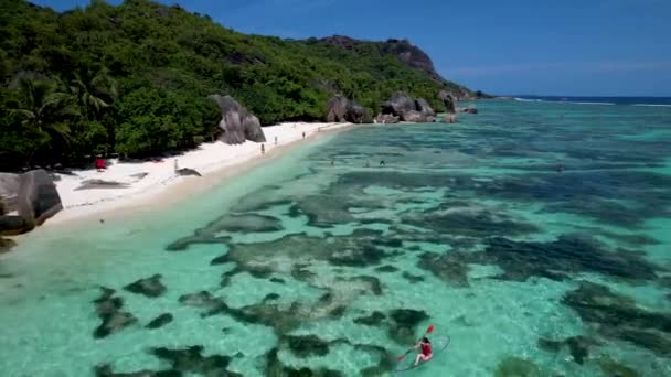 Kvinna Röd Baddräkt Paddling Båt Utanför Kusten Populära Seychellerna Stranden — Stockvideo