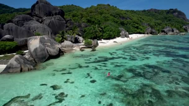Vrouw Peddelend Voor Kust Van Iconische Seychellen Strand Met Rotsblokken — Stockvideo