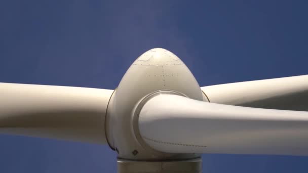 Makro Vertikální Záběr Větrné Turbíny Vrtule Rotující Proti Modré Obloze — Stock video