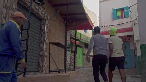 Homens Caminhando Beco Taghazout — Vídeo de Stock