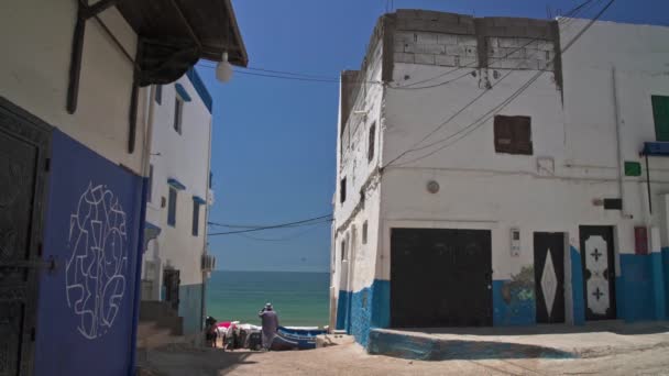 Жители Идущие Улицам Тагазут Марокко — стоковое видео