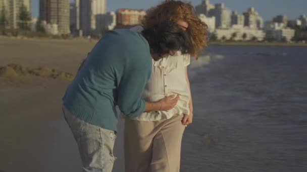 Älskade Par Kyssas Stranden Solnedgången Latinamerika — Stockvideo