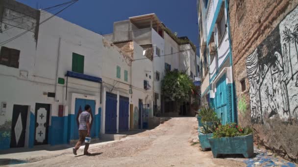 Человек Идущий Улице Тагазу Марокко — стоковое видео